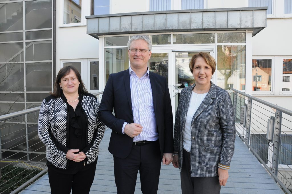 Die beiden SPD-Abgeordneten Marianne Schieder, MdB und Annette Karl, MdL zusammen mit dem Leiter der Agentur für Arbeit Schwandorf Markus Nitsch