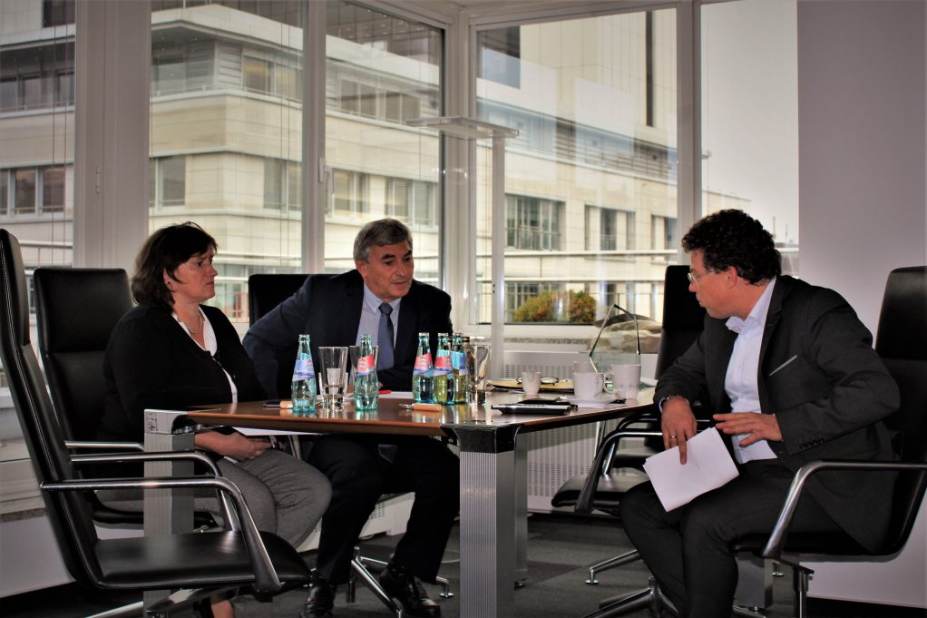 Die Bundestagsabgeordneten Marianne Schieder und Karl Holmeier im Gespräch mit Paul-Georg Garmer von TenneT (v.l.n.r.). (Foto: Franz Neugebauer).