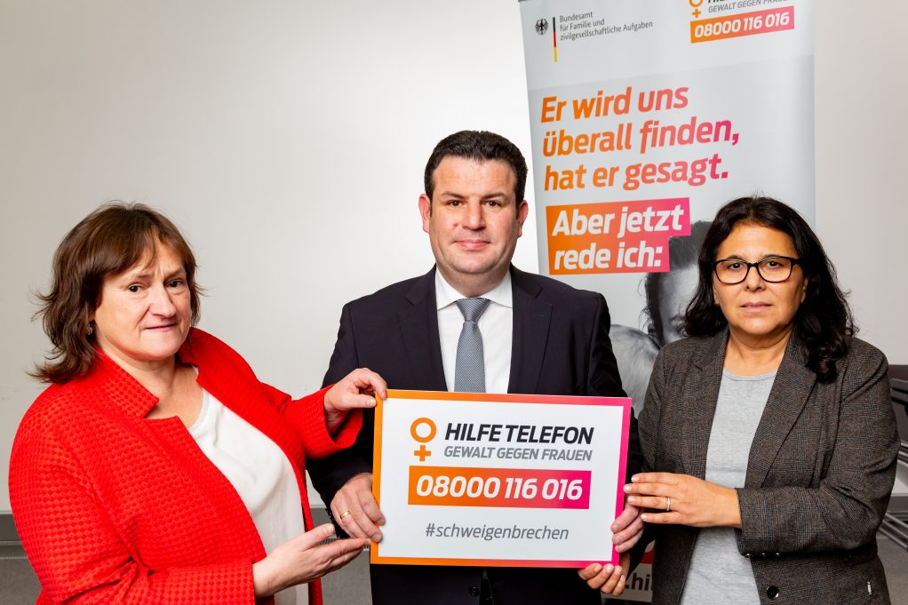 Die SPD-Abgeordneten Marianne Schieder (links) und Gülistan Yüksel setzen mit Bundesarbeitsminister Hubertus Heil ein Zeichen gegen Gewalt an Frauen.